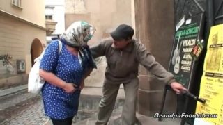 Nasty granny still knows to please a dude