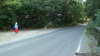 Old granny gets nailed in the car